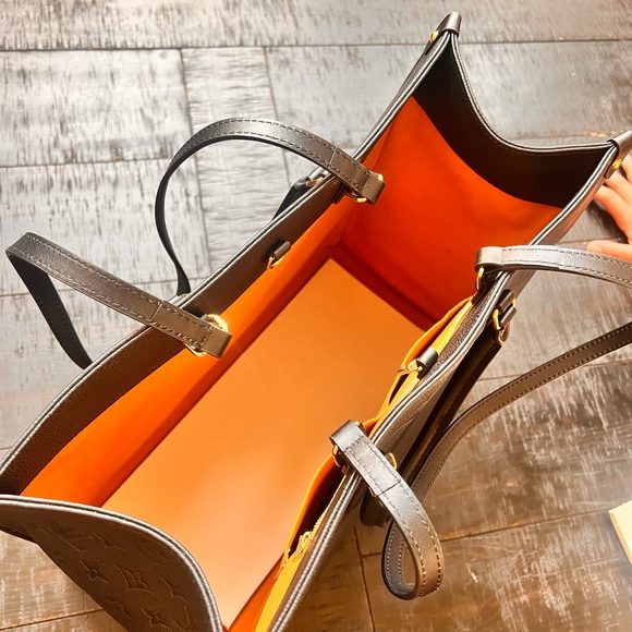 A gorgeous lv big bag I really love it too big for me - Picture 8 of 8